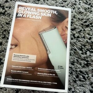 New - Derma Flash Luxe+ Advance Sonic Dermaplaning + Peach Fuzz Removal